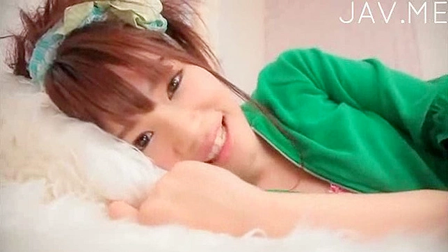 新护士渴望阳具，她湿漉的小穴被裙下狠狠撞击