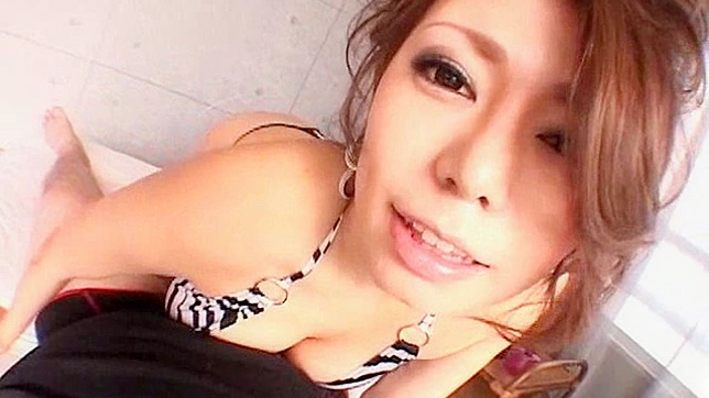 性感迷人的熟女展示她高超的口技技巧