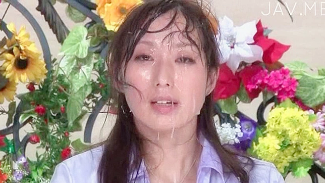 可爱小甜心口交后满脸精液的混乱场景