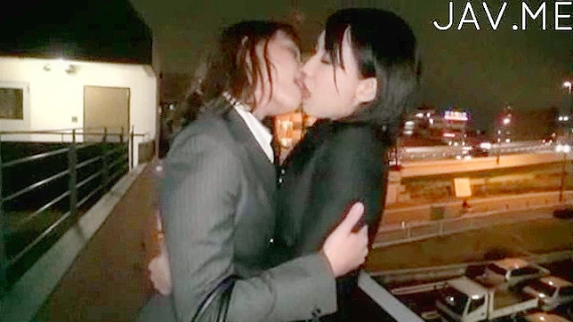 激情接吻和爱抚让这对艳丽女同痴迷不已