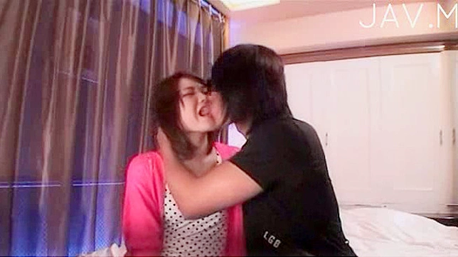 迷人的少女跪下为巨大阳具献上口技快感