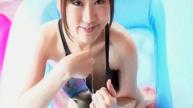 性感宝贝穿着乳胶内衣享受挑逗乐趣