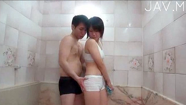 娇小诱人美少女口交后室内喷射满脸