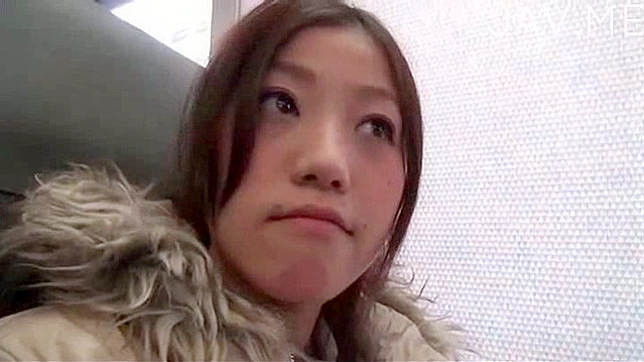 漂亮日本妹子在房间里喝咖啡看起来很迷人