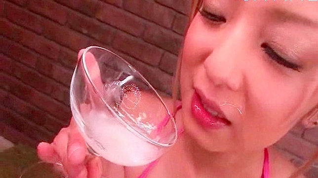 贪得无厌的日本妹子在室内品尝甘甜精液