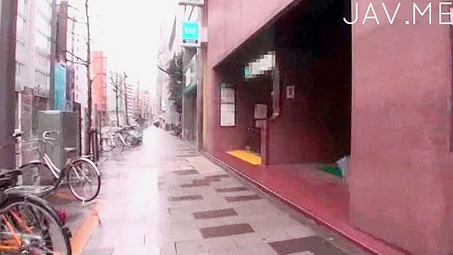 帅气的日本美女卷发正等待男友的到来