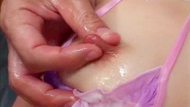 性感宝贝的乳头和私处被油润玩具挑逗