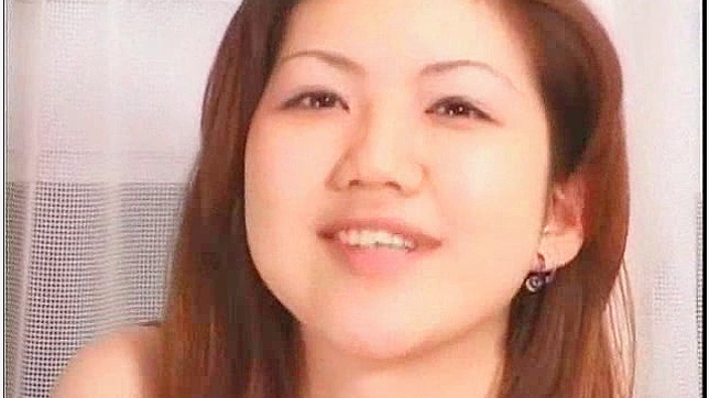 性感少女享受着为巨大硬阳具口交的快感