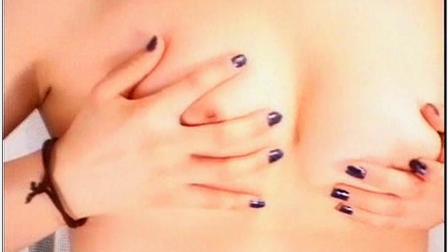 调皮小美人跪下猛吸超级大屌