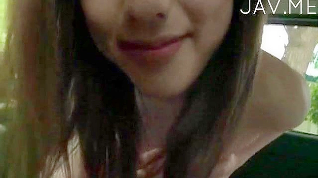 性欲旺盛的日本美女展示她的天然胸部和臀部