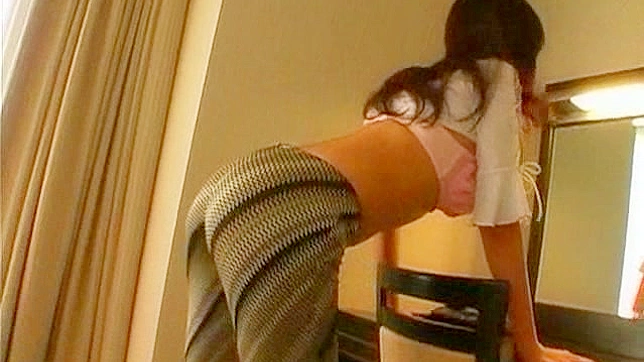 性感美女脱下胸罩展示她的天然美乳