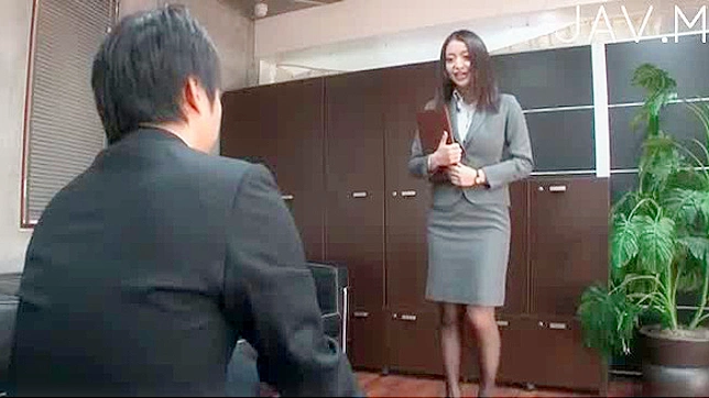 可爱的日本秘书正在给她的新老板口交