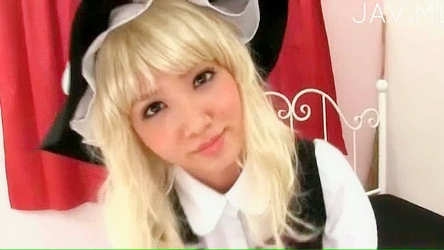 性感金发美女贪婪地吮吸着坚硬的阳具