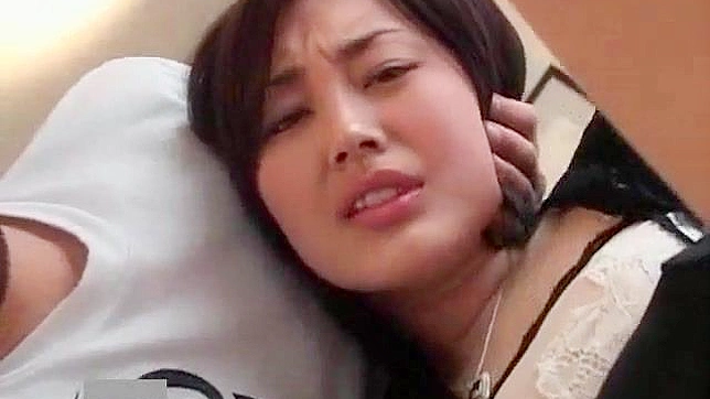 迷人的业余爱好者玩弄她的私处并给予令人惊叹的口交体验