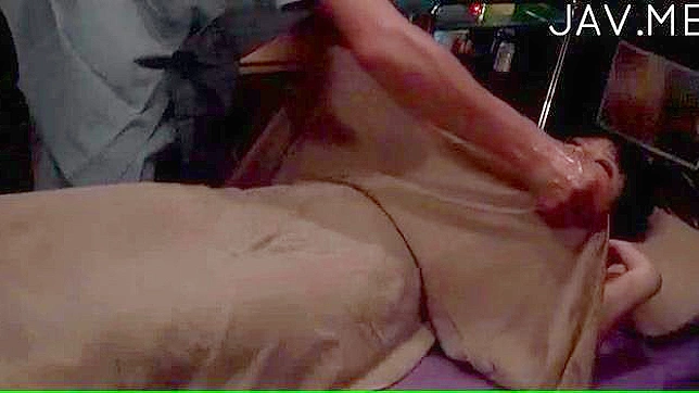 柔软美人妮可享受着她的大洞被钻的快感