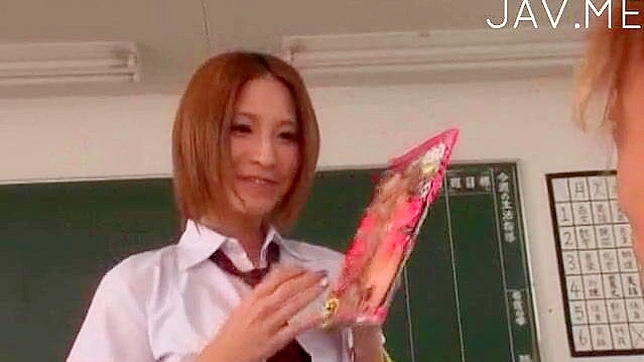 娇小日本学生裙底诱惑展现她的爱之通道