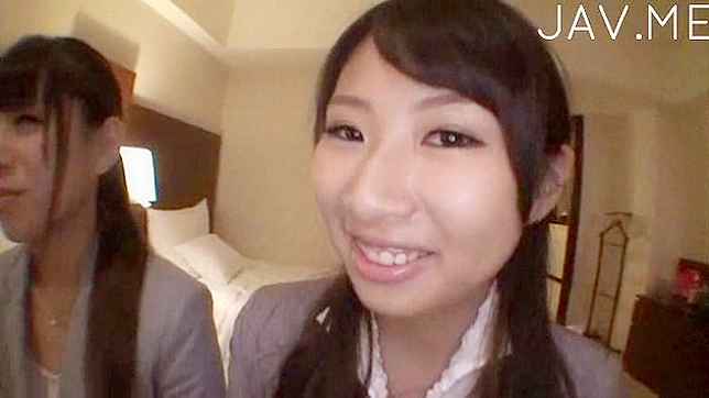 可爱的业余爱好者在被穿透时发出愉悦的呻吟声。