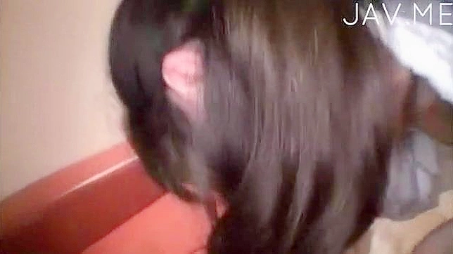 可爱的亚洲女孩在被深深插入时发出呻吟声。