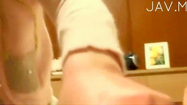 可爱亚洲女享受巨大阳具的甜蜜