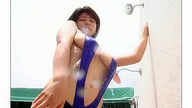 饥渴的日本少女展示她丰满诱人的胸部