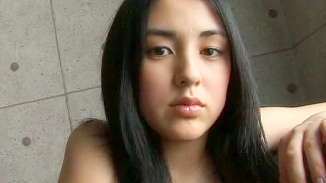 饥渴难耐的少女展示她巨大的胸部