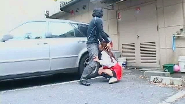 红发俏皮女郎正热切吸取他的粗壮阳具
