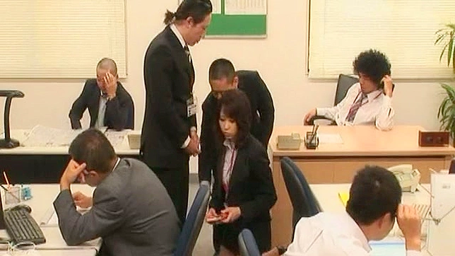 大胆的办公室女郎展示她完美的口技技巧