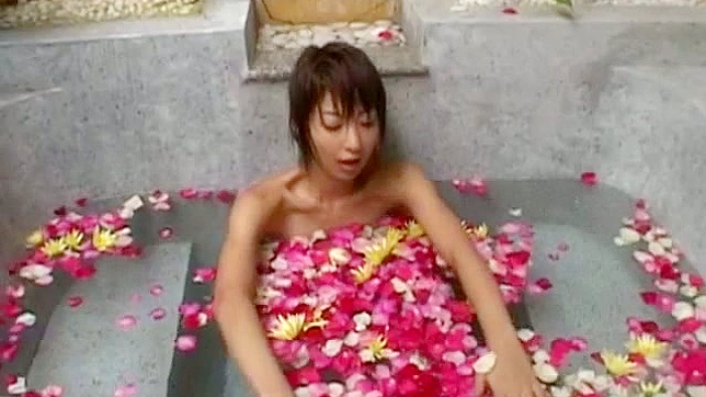 娇小少女渴望技巧娴熟的按摩师进行全身按摩