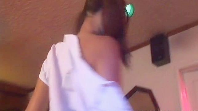 双马尾坏亚洲女孩骑在他大阳具上