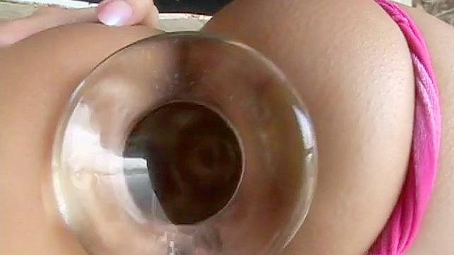 红发美人正享受逼真的肛交体验