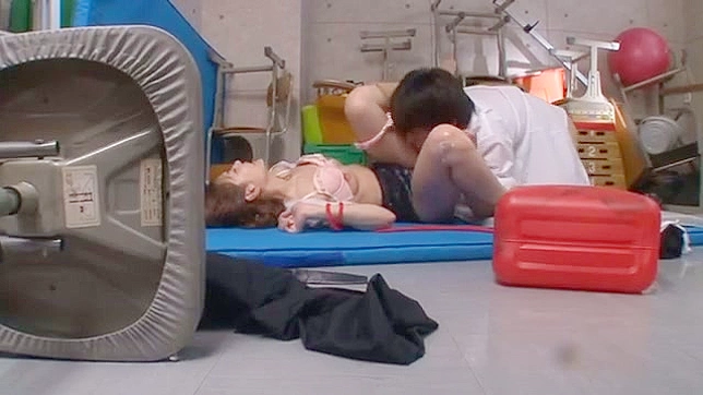 迷人的毛阴女神室内接受颜射
