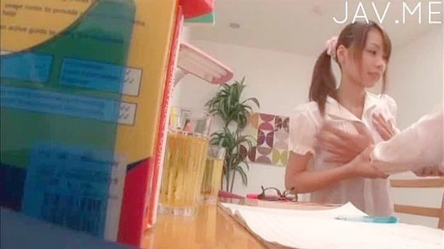 娇小业余美女诱惑并骑乘强硬阳具