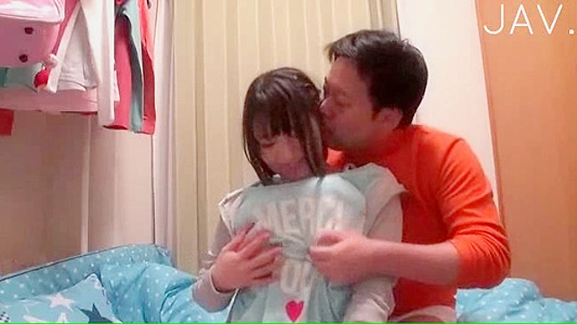 淫荡的亚洲女呻吟着她的蜜穴被猛插