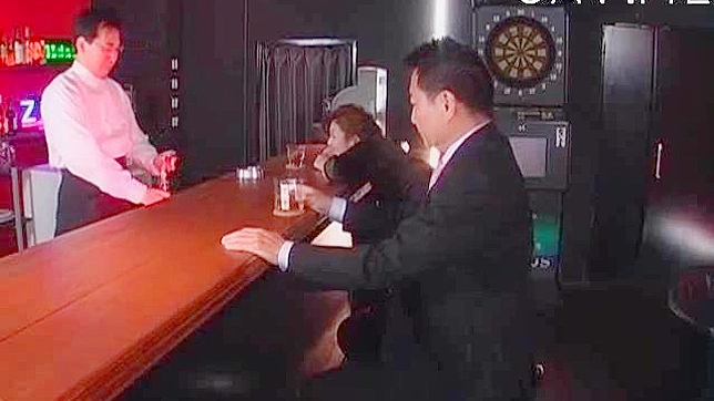 饥渴的熟女在酒吧里与猛男欢愉交媾