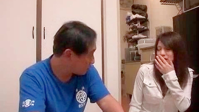 迷人美女被诱惑尝试狂野业余激情碰撞