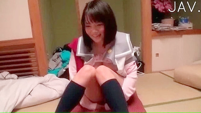 迷人的美女在刺激阴部时轻声呻吟享受快感