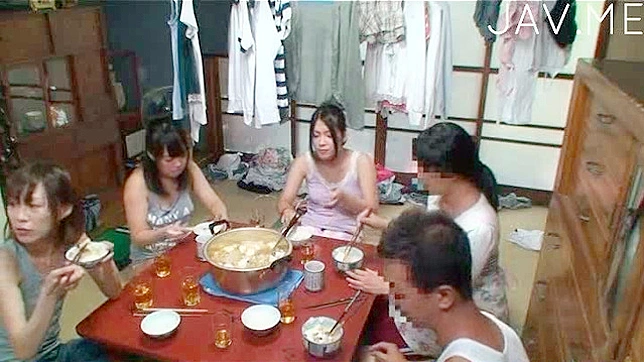 令人惊叹的美女渴望鸡巴，给巨大的硬屌口交服务
