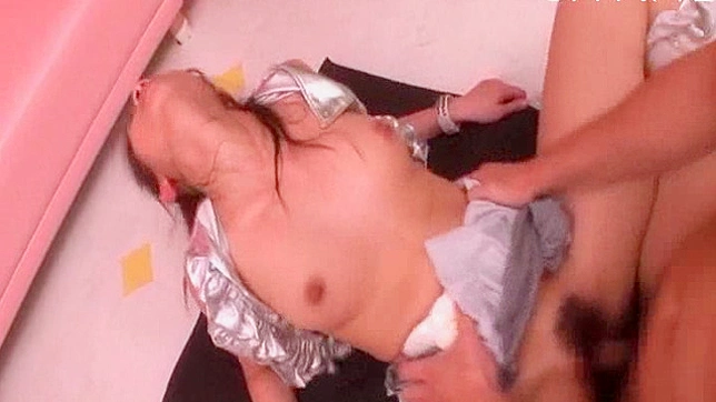 性感美人狗趴式被猛操，发出悦耳的呻吟声。