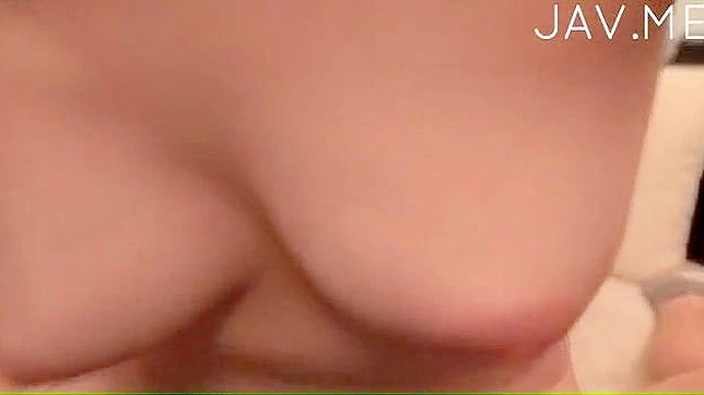 性感美女脱衣诱惑，展现诱人丰腴魅力