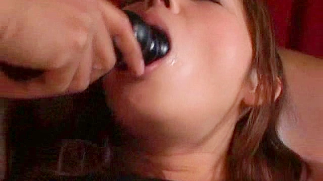 迷人可爱的日本美女正在吞咽阴茎