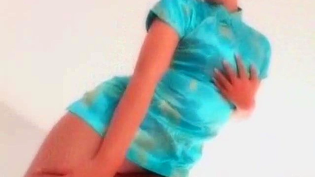 裸体亚洲口交女郎正激情磨蹭强壮阳具