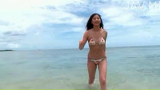可爱亚洲女孩在激烈撞击中呻吟喘息