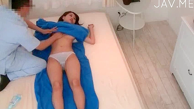 热情亚洲女郎呻吟着迎接深入探秘蜜处的快感