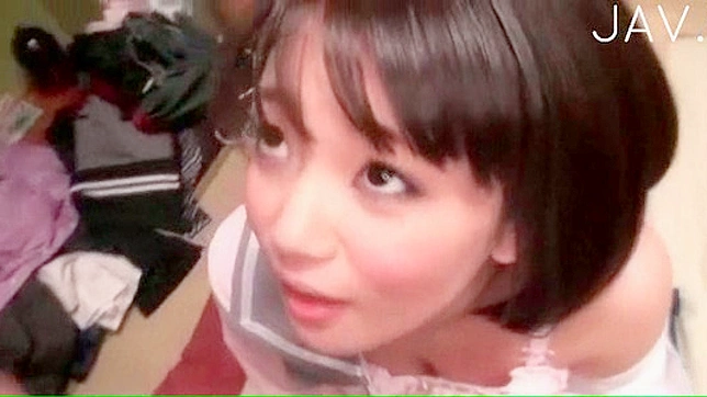 迷人的亚洲美女在被钉入时充满喜悦