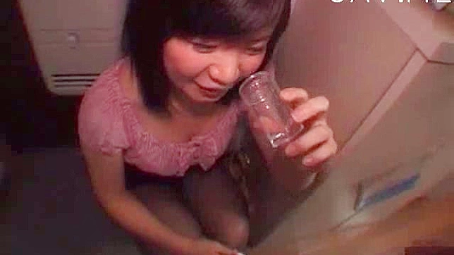 迷人的日本少女性感裙下吞精液