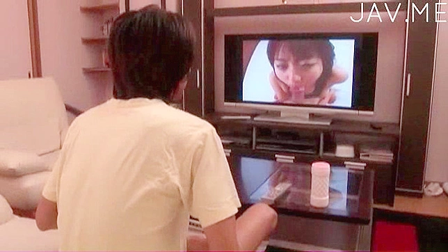 穿着内裤的日本性感口交女郎正在猛吸大屌