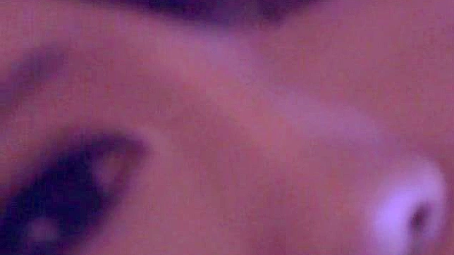 业余的日本辣妹展示她性感的身体。