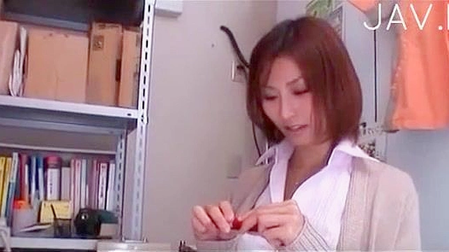 红发和业余日本少女正在吸吮阴茎