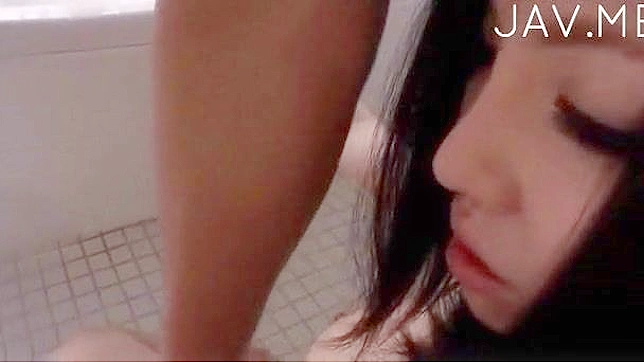 快乐的日本长腿天使正在享受深度插入体验