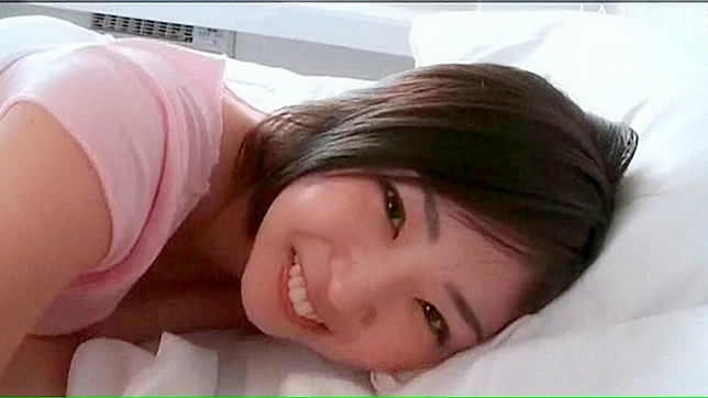 疲惫的日本独身女孩在户外脱下裙子